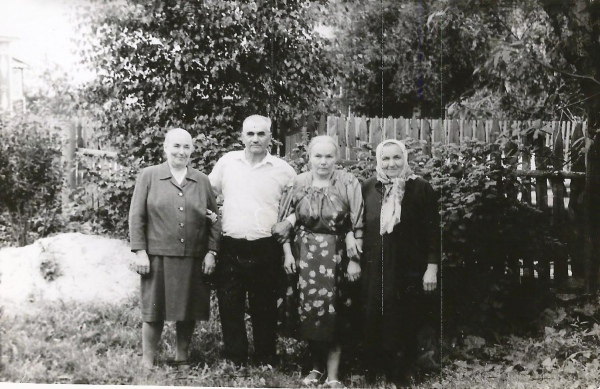 Ветеран войны Александр Алексеевич Хлебянкин (1918 - 1998) с сестрами Марией, Зоей, Антониной (труж.тыла)