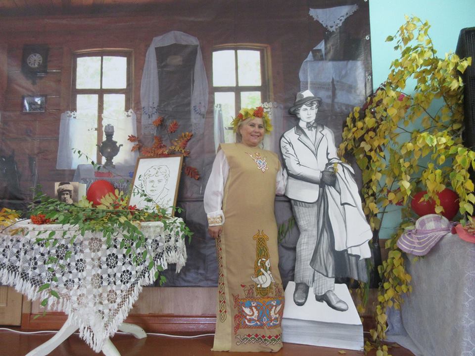 На фоне Есенина снимается кнИгиня Вера Филиппова.jpg