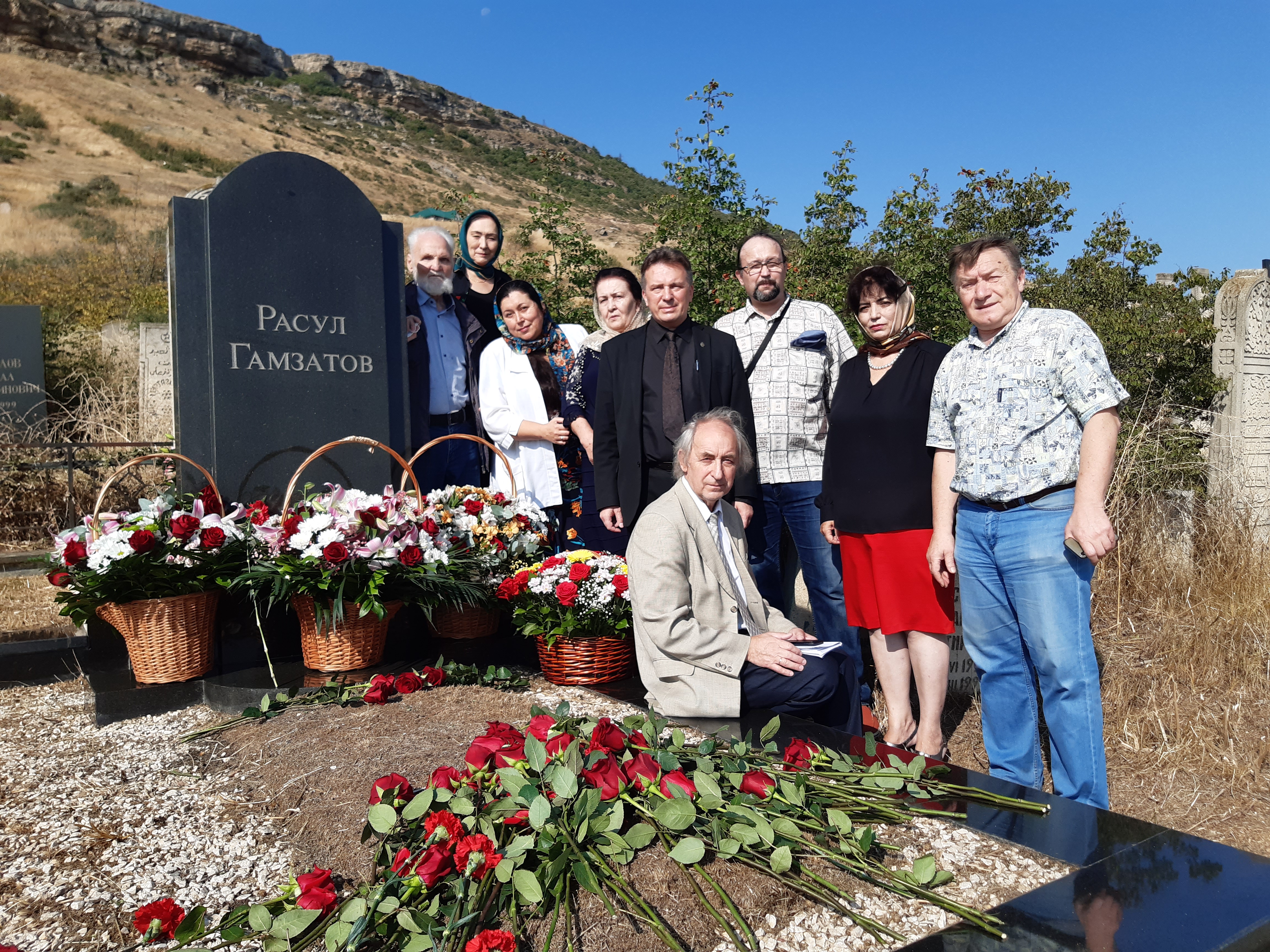 Гости фестиваля "Белые журавли" возле могилы Расула Гамзатова