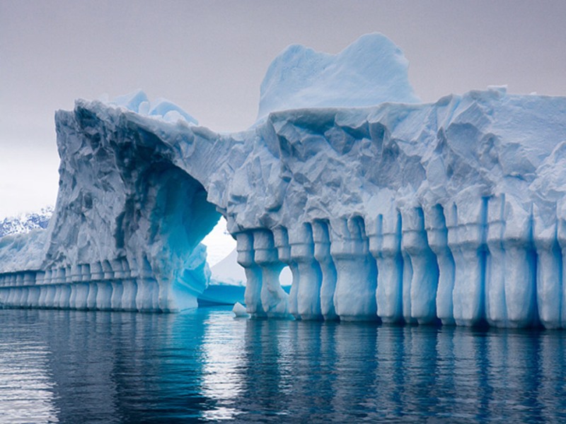 Волны источили лед берег Антарктиды. iceberg-antarctica-pleneau_bay.jpg