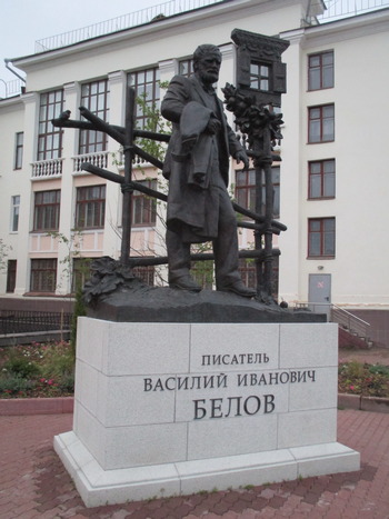 Памятник Василию Белову в Вологде.JPG