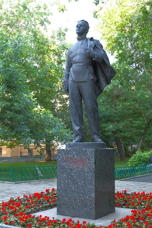 Памятник Володе Ульянову в Москве на улице Огородная Слобода