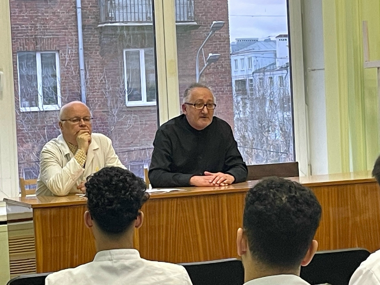 Известный российский поэт, председатель Пермского отделения СПР В.В. Якушев в своей вступительной речи говорил проникновенные слова о великом русском писателе Ф.М. Достоевском. Известный российский поэт, председатель Пермского отделения СПР В.В. Якушев в своей вступительной речи говорил проникновенные слова о великом русском писателе Ф.М. Достоевском.