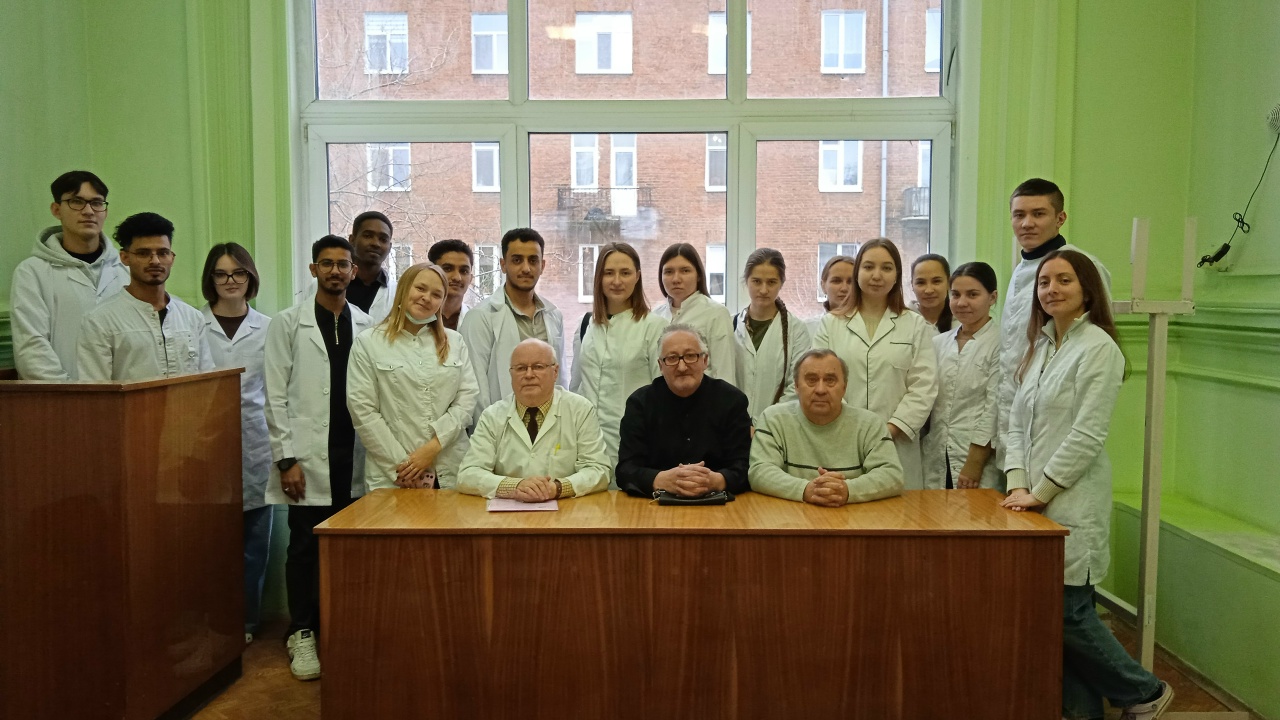 Наиболее активные участники I Достоевских Студенческих Чтений с пермскими писателями В. Якушевым, М. Ордынским-Давидовым, Н. Глумовым. Наиболее активные участники I Достоевских Студенческих Чтений с пермскими писателями В. Якушевым, М. Ордынским-Давидовым, Н. Глумовым.