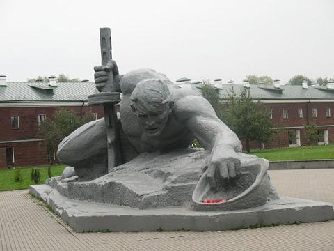Памятник умиравшим от жажды красноармейцам.