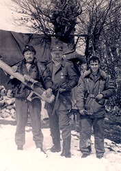 Русские добровольцы в марте 1993 года на позициях на горе Заглавак под Горажде с ручным противотанковым гранатометом М-79 югославского производства.