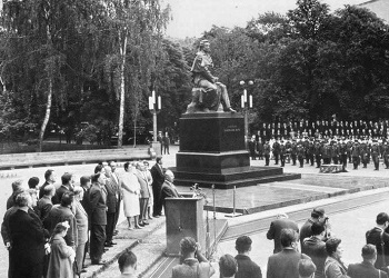 Если мы помним Пушкина, значит, мы помним, что наш язык – русский. 6 июня 1962-го. Так помпезно открывался памятник мастеру русского слова.