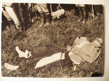 Редкая фотография, запечатлевшая тело Петра Нестерова сразу же  после падения. На фото отчетливо видно отсутствие летных башмаков и шлема, видны вывернутые карманы и расстегнутый летный френч…