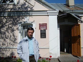 Вячеслав Лютый возле редакции журнала Подъём