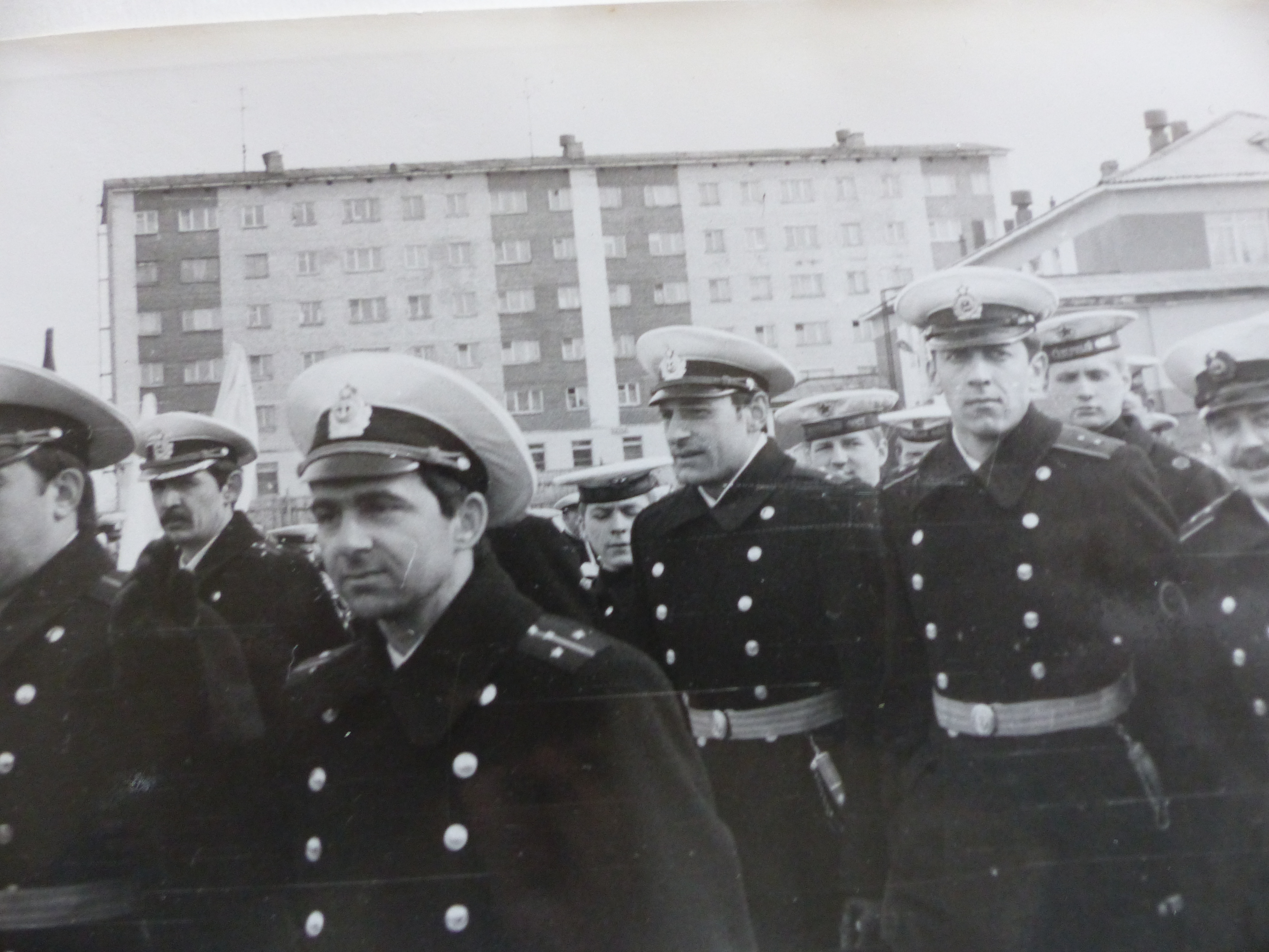 Капитан-лейтенант Юрий Максимчук, замполит  техэкипажа на параде, посвящённом Дню Победы.  9 мая 1988-го, Западная Лица.